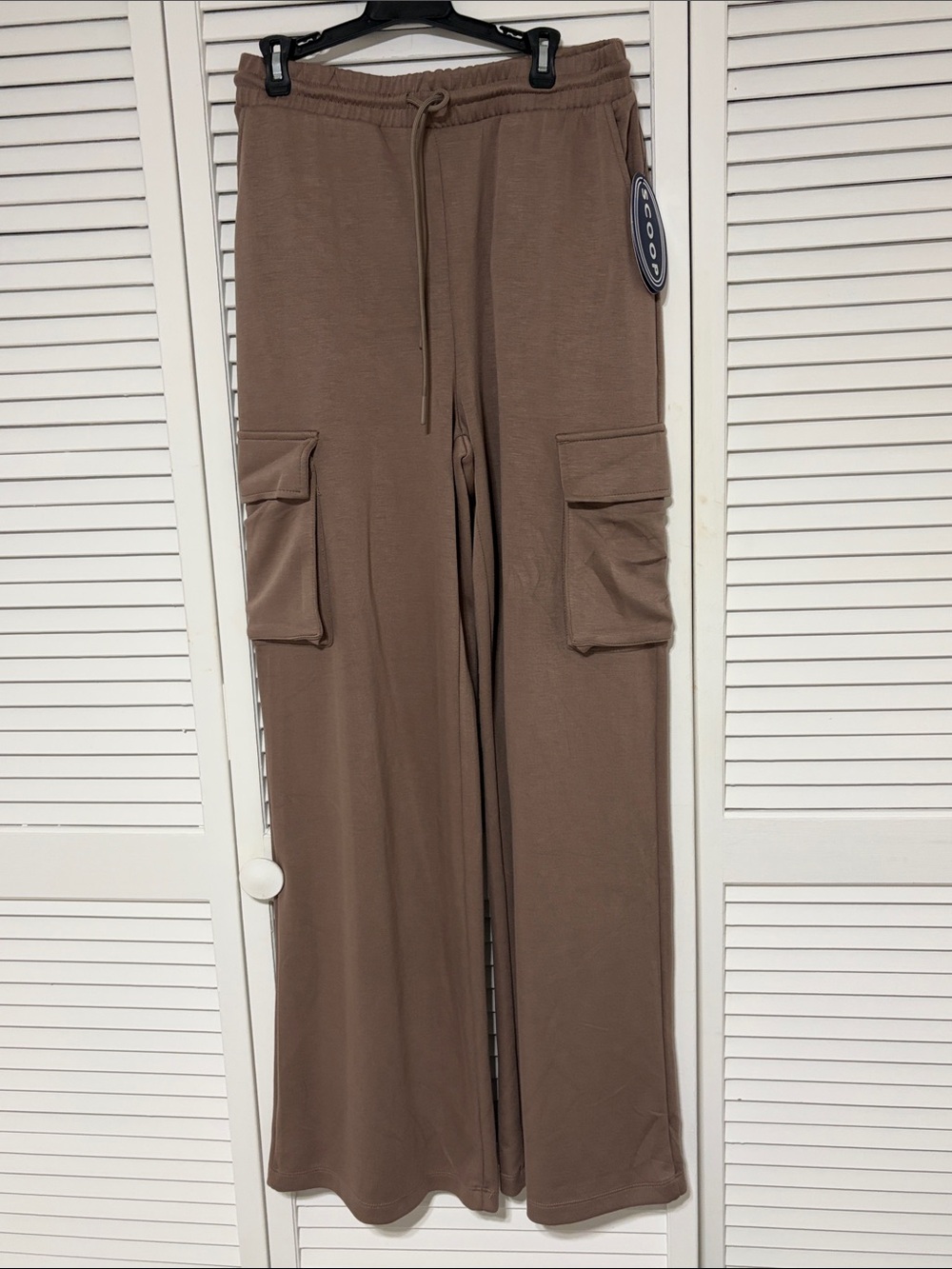 Women’s Wide-Leg Cargo Joggers in Brown
